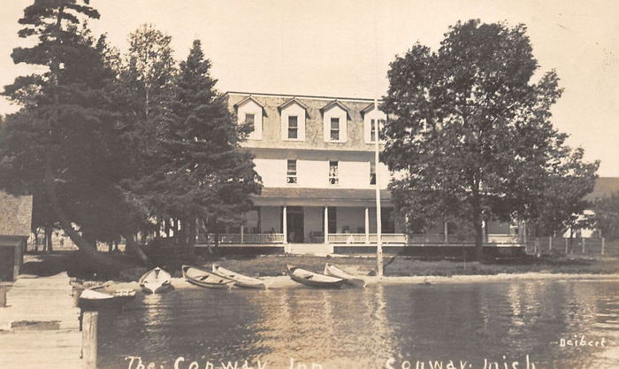 Inland House (This Ole House Motor Inn, Conway Inn) - Vintage Postcard